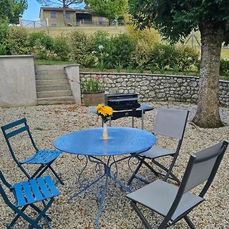 Lumineux Avec Jardin Clos Et Parking - Fr-1-616-495 * Comberanche-et-Epeluche